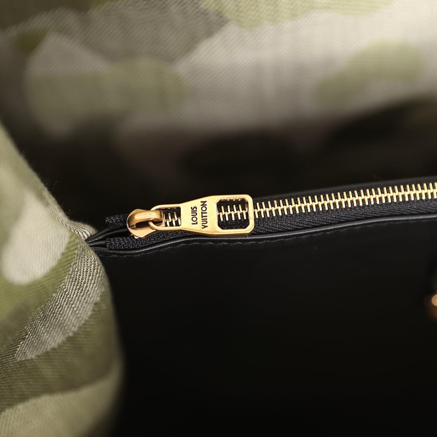 Louis Vuitton Capucines XXL Denim — view 12